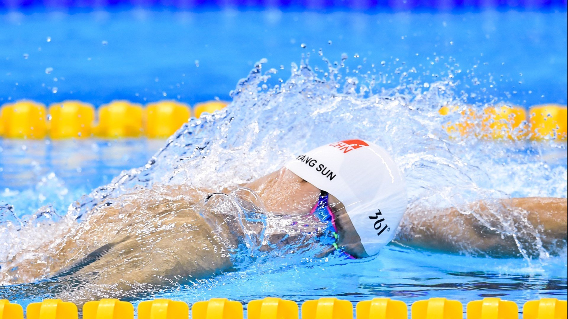 开云体育-你提供的这对关键词充满张力—一边是车队层面的压倒性优势，另一边是车手个人的英雄主义。在赛车运动中，这恰恰是最迷人的叙事核心，集体实力与个人光芒的角力与共生